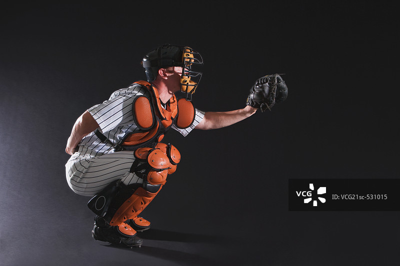 蹲着的棒球裁判图片素材