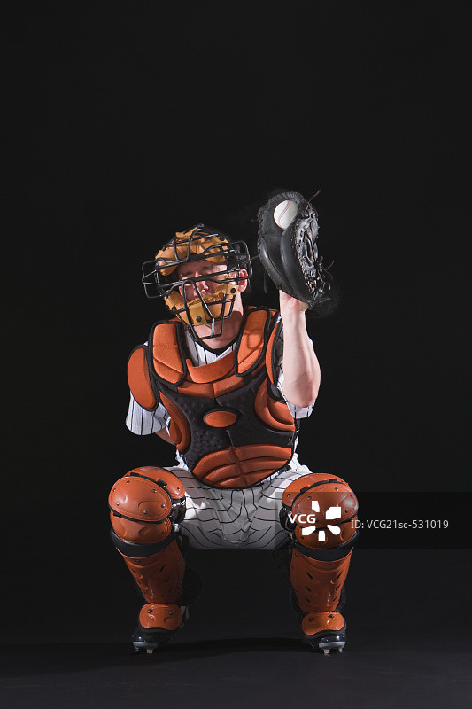 棒球捕手用手套拿着球图片素材