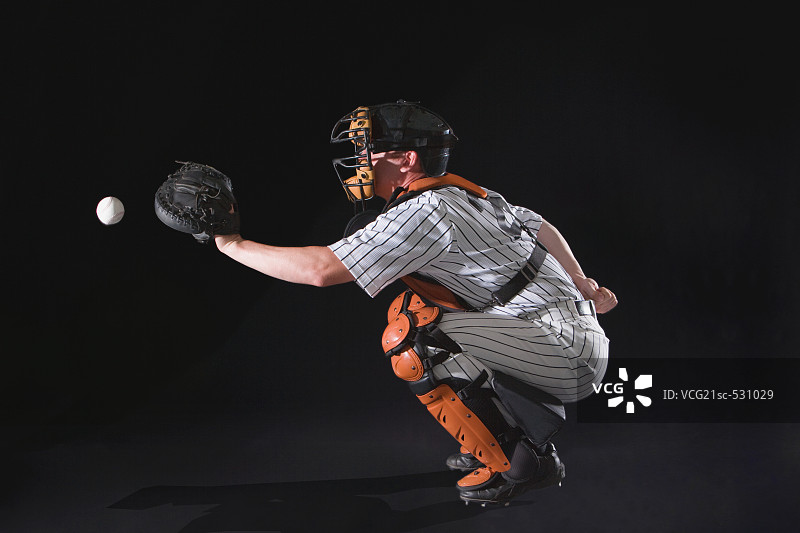 蹲着的棒球裁判图片素材