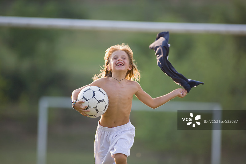 赤膊奔跑的足球少年图片素材
