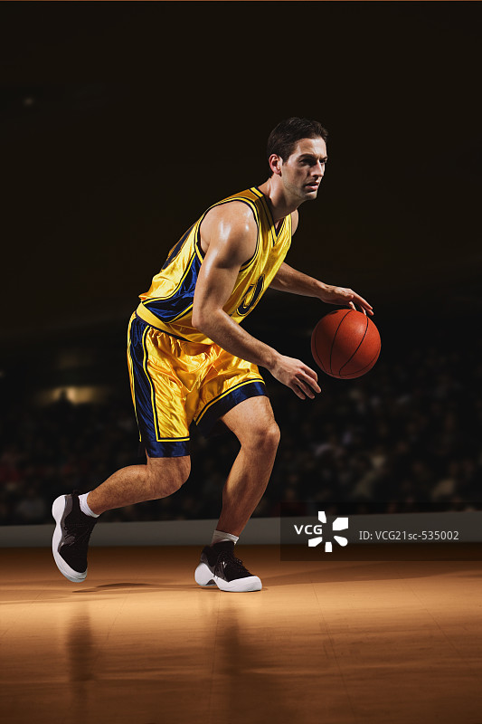 篮球运动员运球图片素材