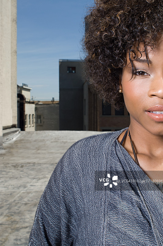 一个年轻女子的肖像图片素材