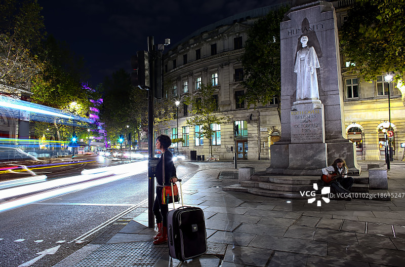 晚上查令十字路口红绿灯处的女孩图片素材