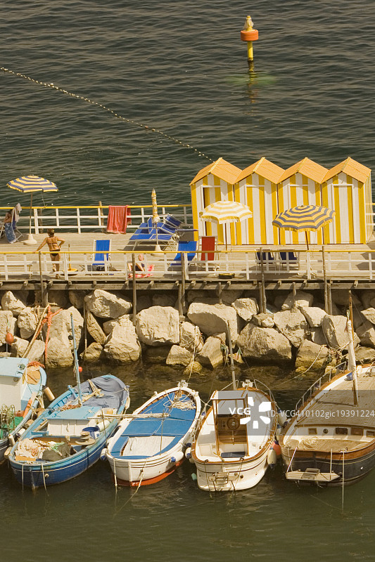 高角度的旅游胜地，Marina Grande, Capri, Sorrento, Sorrentine半岛，那不勒斯省，坎帕尼亚，意大利图片素材