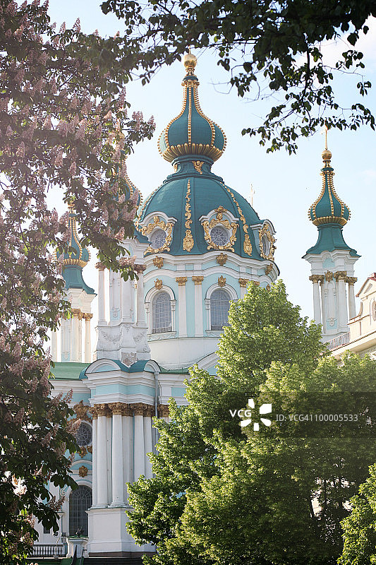 树林中的巴洛克风格东正教教堂图片素材