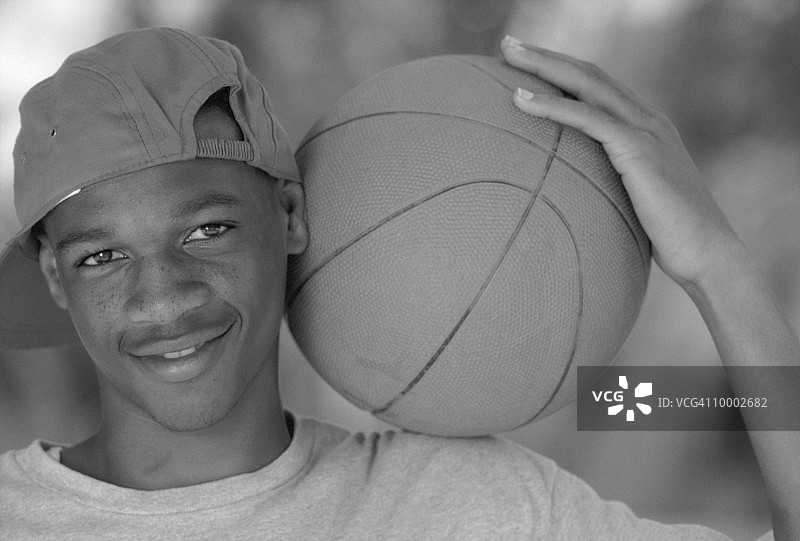 黑白照片：打篮球的黑人青少年图片素材
