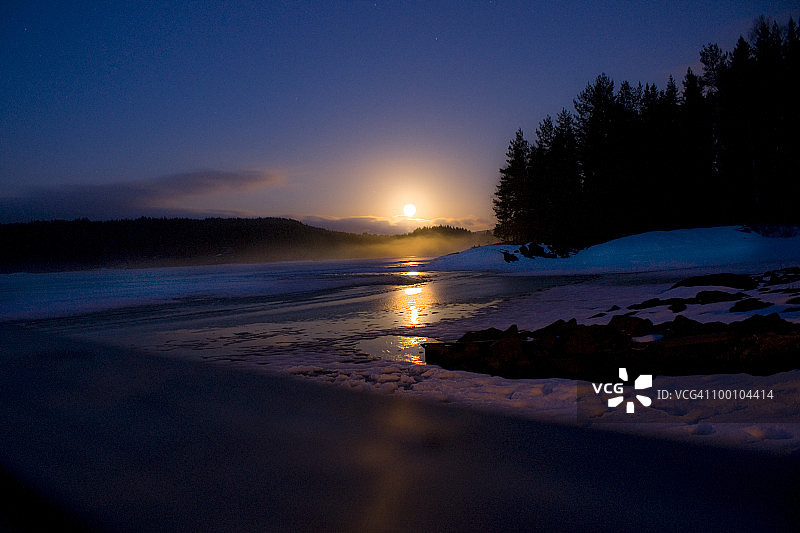 月光下的挪威湖泊图片素材