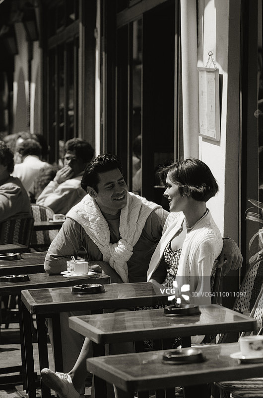 在巴黎户外咖啡馆的情侣图片素材