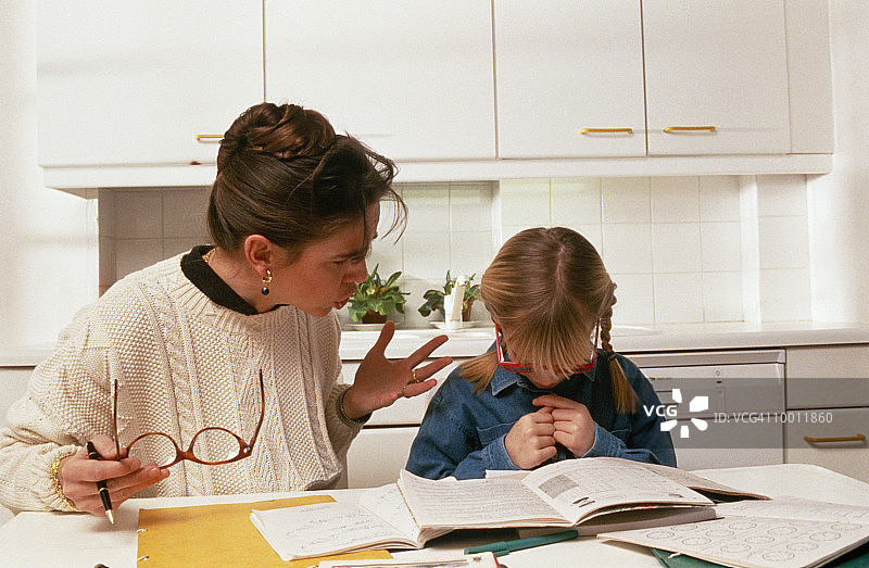 因家庭作业而苦恼的母亲和女儿图片素材