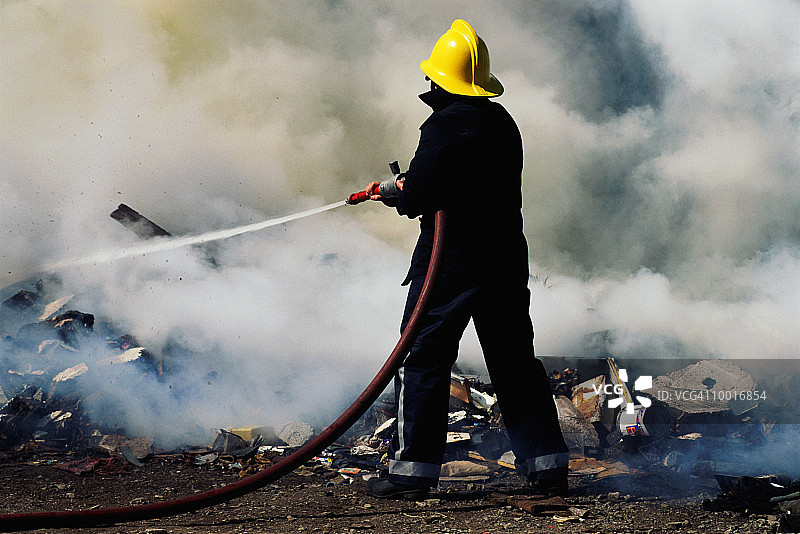 消防员在英国用水管灭火图片素材