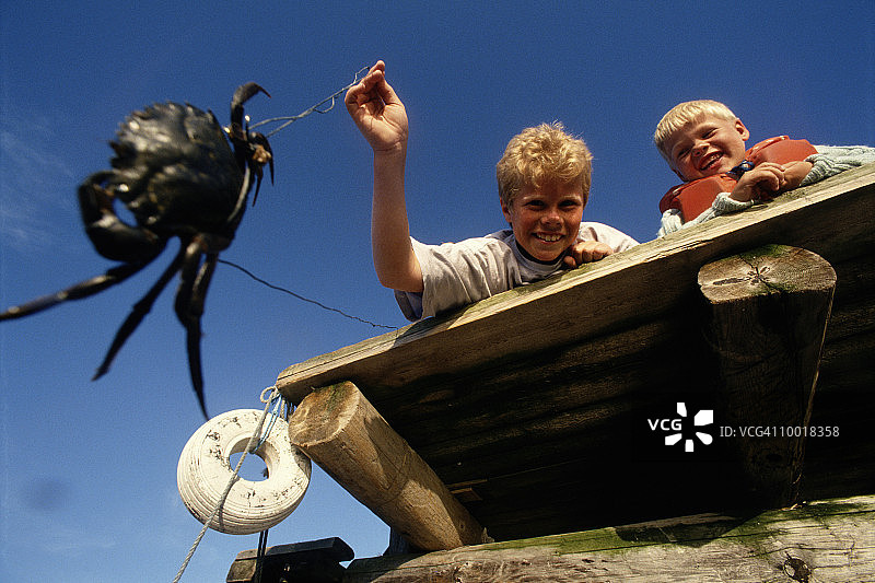 在挪威捕蟹的男孩们图片素材