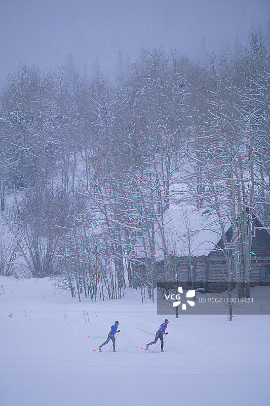 在科罗拉多州雪堆山滑雪的男子图片素材