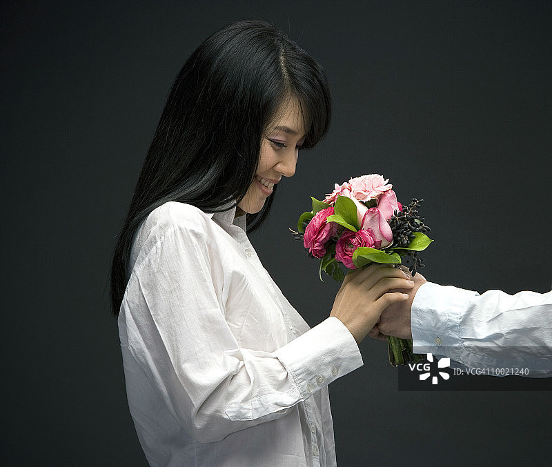 被困在药物胶囊中的人物图片素材