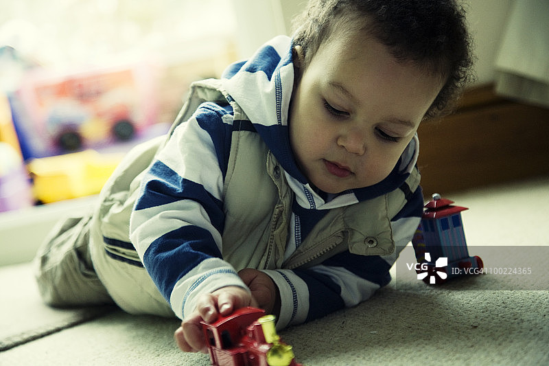 玩耍的男孩图片素材