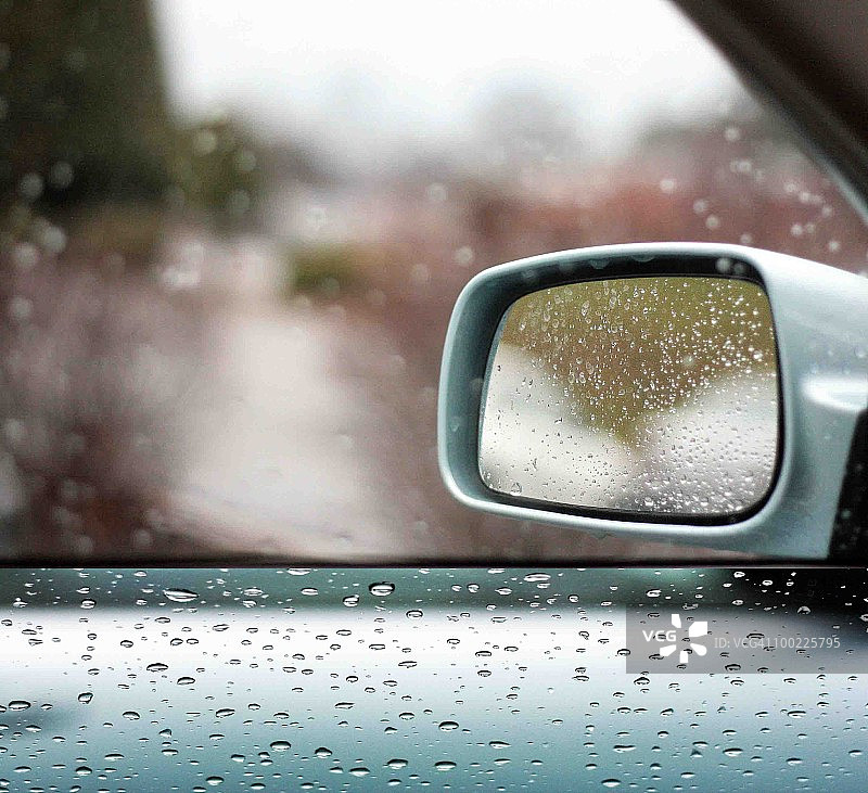 雨天下午的后视镜双联画图片素材