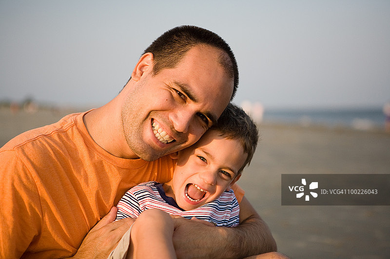 父子在海滩图片素材
