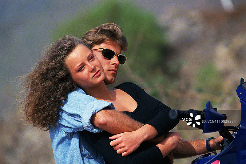 情侣坐在摩托车上图片素材