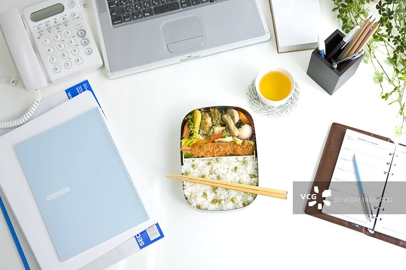 办公桌上的日式便当（午餐盒）图片素材