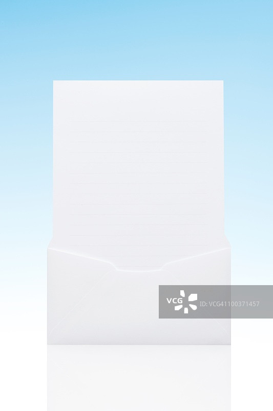白纸和信封蓝色背景图片素材