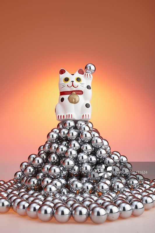 招手猫咪娃娃与弹珠图片素材