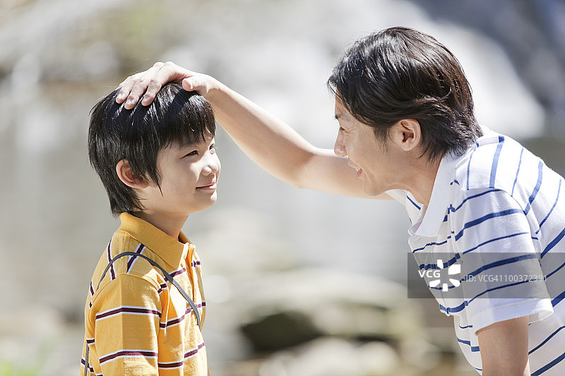 父亲抚摸儿子的头图片素材