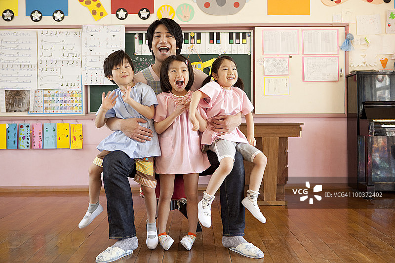 幼儿园老师和孩子们图片素材