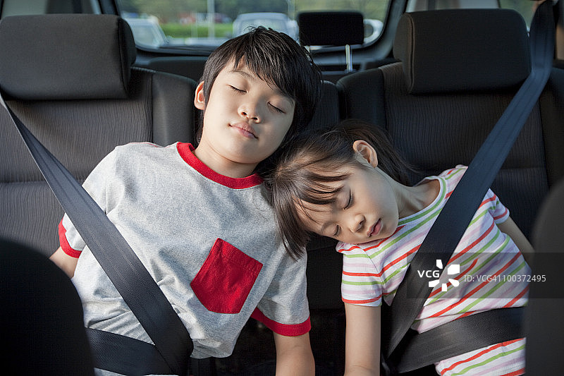 在车里睡觉的儿童图片素材