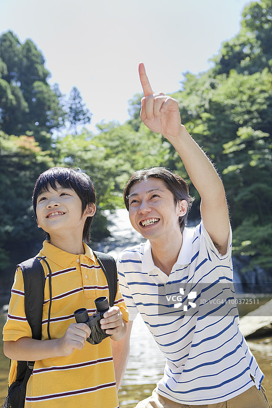 父子在河边交谈图片素材