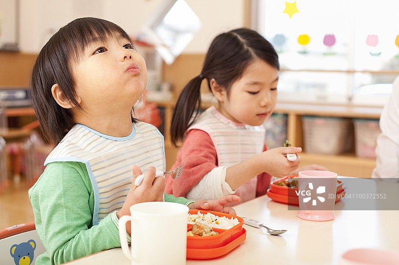 儿童吃学校午餐图片素材