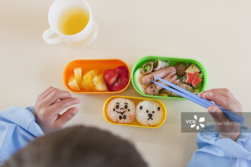 幼儿园男孩午餐图片素材