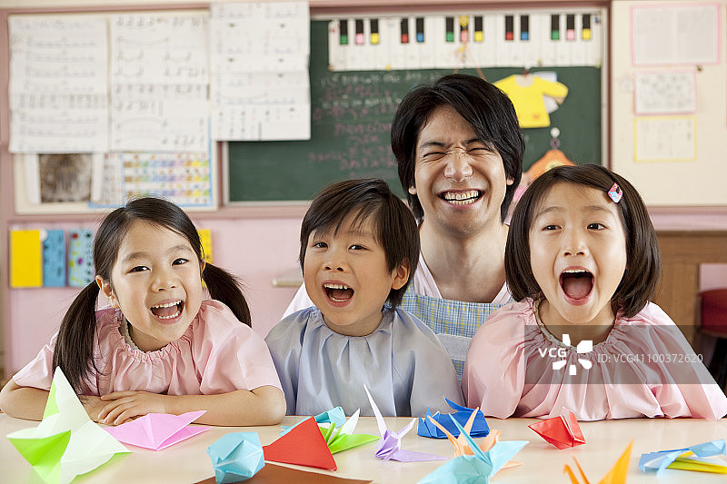 幼儿园老师和孩子们图片素材