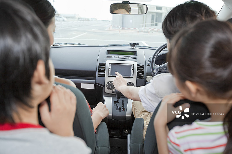 全家驾车出游图片素材