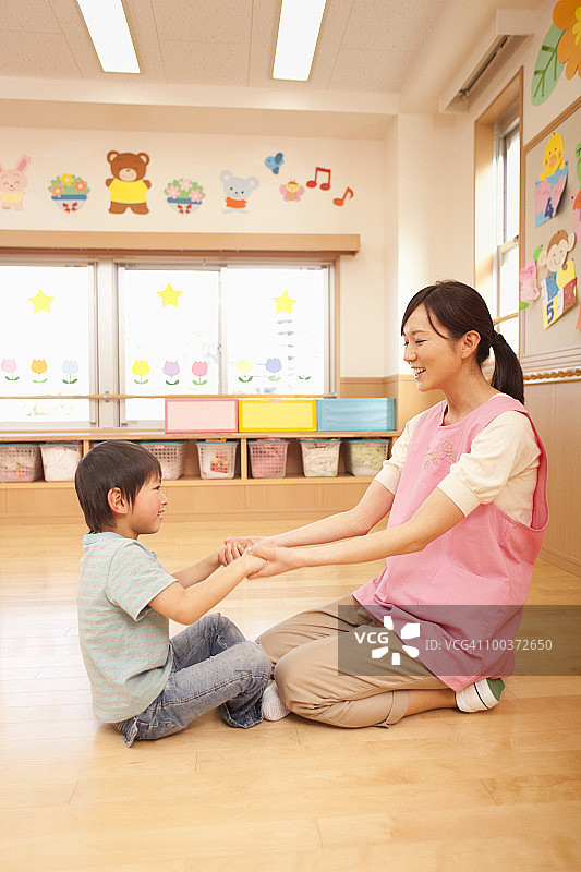 幼儿园老师和男孩玩耍图片素材