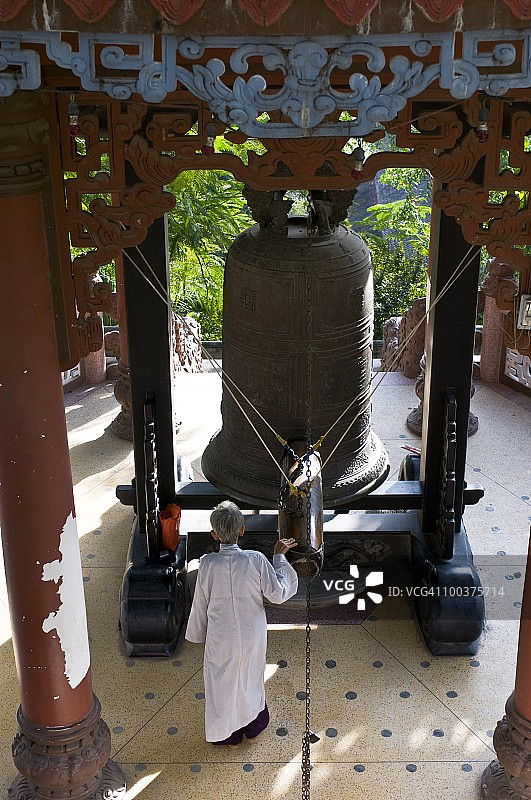 修女在越南隆山寺敲钟图片素材