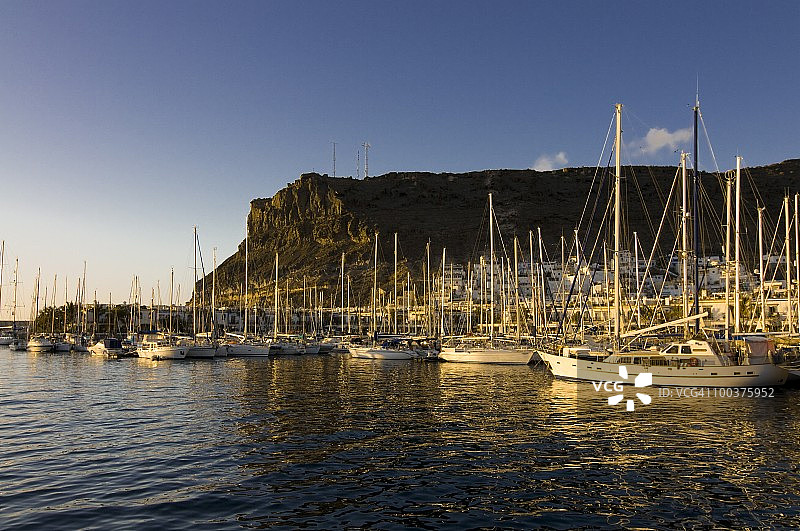西班牙加那利群岛莫甘港的帆船图片素材