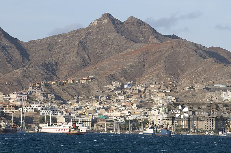 圣维森特、明德卢、佛得角群岛、大西洋、非洲的渔港和城市景观图片素材
