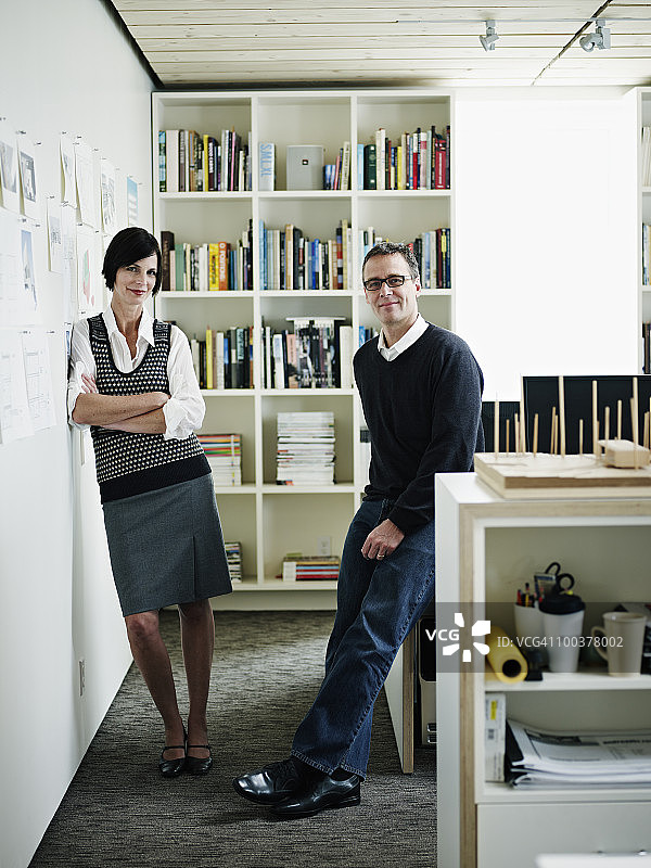 办公室里的建筑师夫妻图片素材