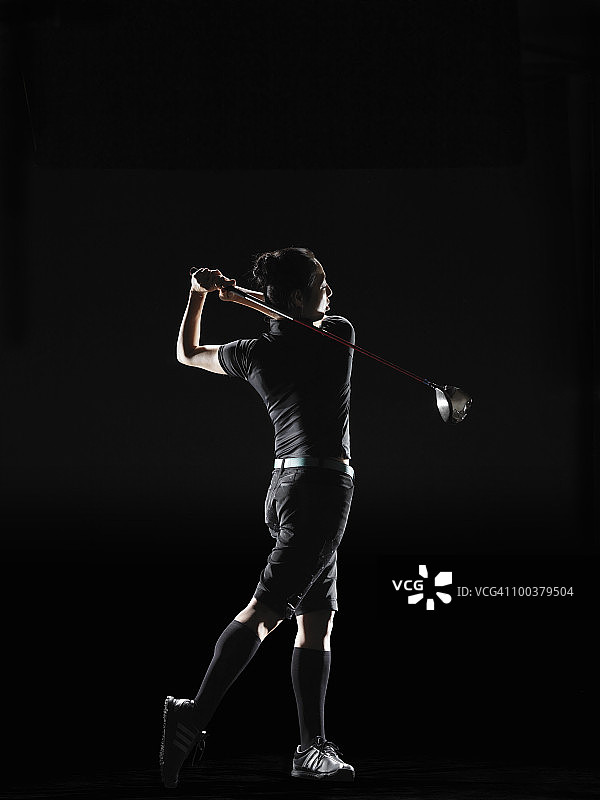 高尔夫球手挥杆瞬间图片素材
