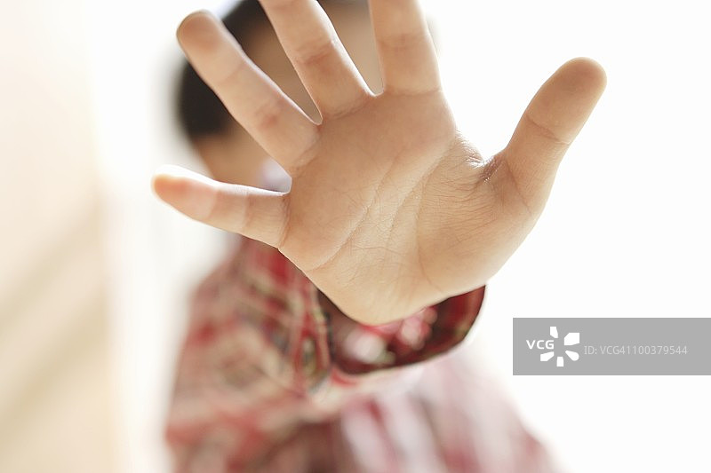 做手势的男孩特写图片素材