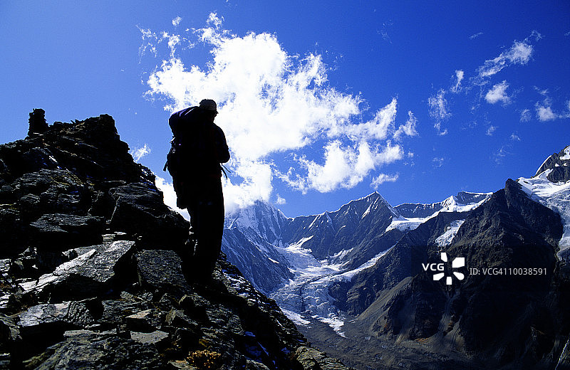 徒步旅行者在印度喜马拉雅山脉楠达德维山块图片素材