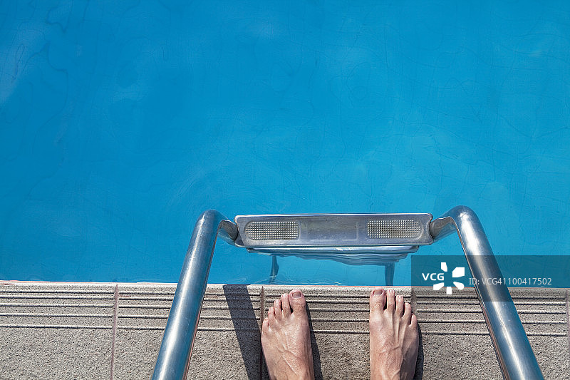 脚在泳池边图片素材