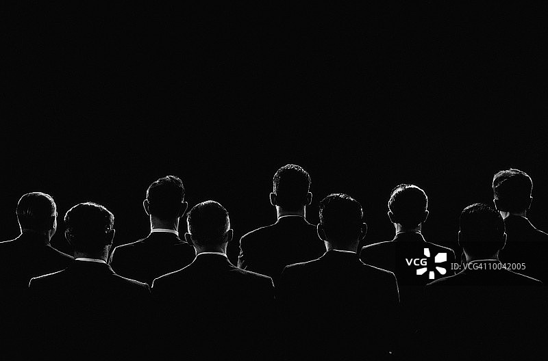 九个坐着的男人的背面视图图片素材