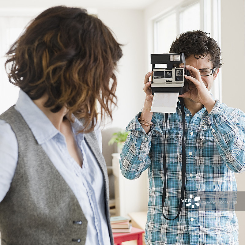 年轻男人给女友拍照图片素材