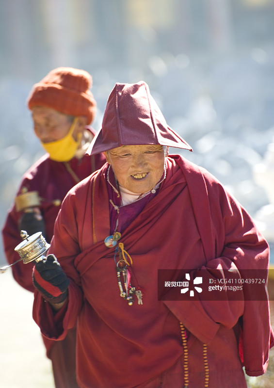 中国四川西部佛教朝拜图片素材