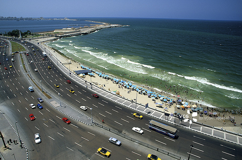 埃及亚历山大的滨海路和城市海滩图片素材