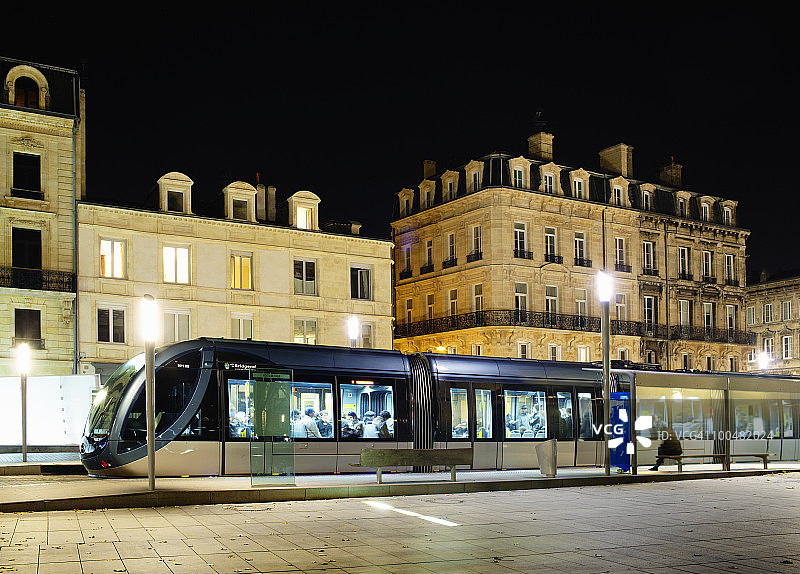 男人在新波尔多有轨电车旁等候图片素材