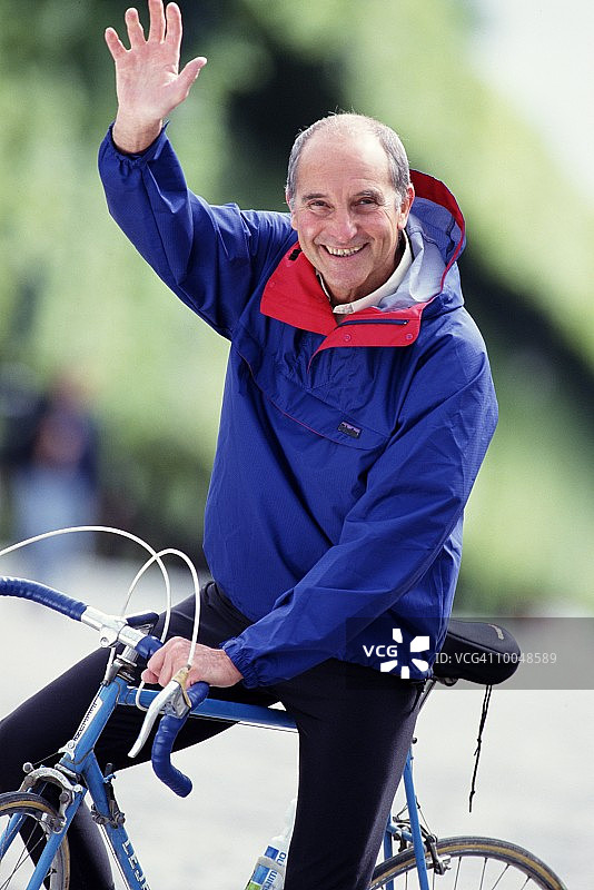 在法国索镇骑自行车的50岁以上男人图片素材