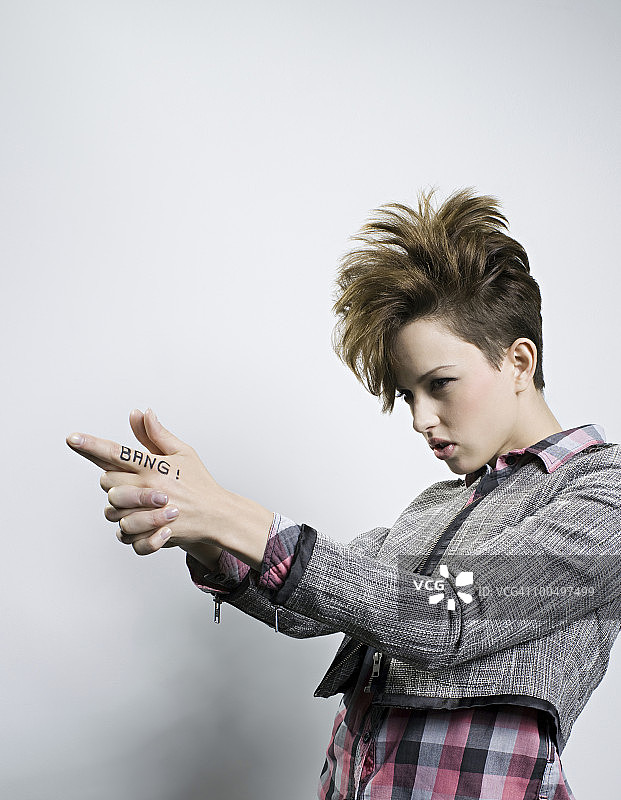手指上画着“BANG！”标志的女人图片素材