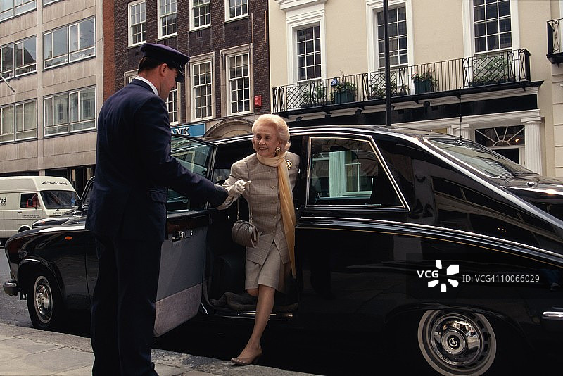 伦敦邦德街的老年妇女豪华轿车图片素材