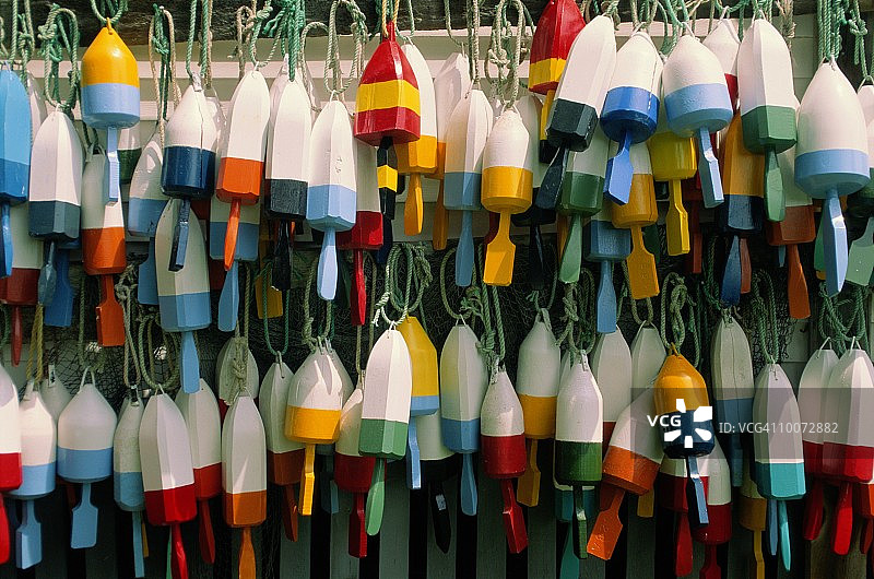 缅因州布斯贝港的龙虾陷阱浮标图片素材